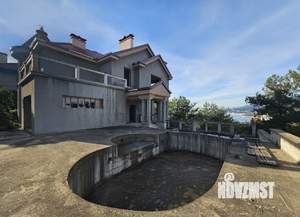 Коттедж 650м², 3-этажный, участок 10 сот.