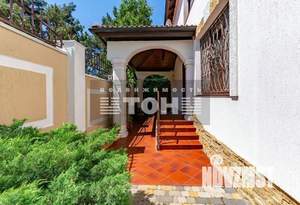 Коттедж 380м², 3-этажный, участок 6 сот.