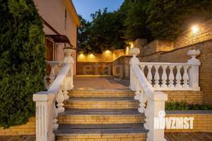 Дом 315м&sup2;, 3-этажный, на длительный срок, 