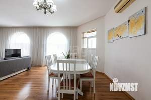 Дом 215м&sup2;, 2-этажный, участок 4 сот.  