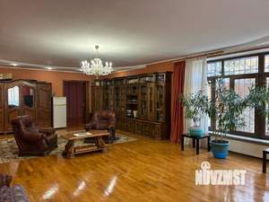 Дом 674м&sup2;, 3-этажный, участок 10 сот.  