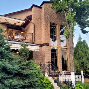 Дом 370м&sup2;, 3-этажный, участок 8 сот.  