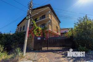 Дом 232м&sup2;, 3-этажный, участок 4 сот.  