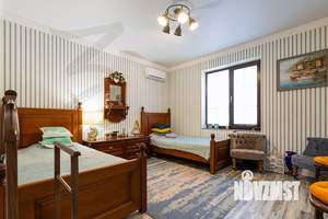 Дом 392м&sup2;, 3-этажный, участок 5 сот.  