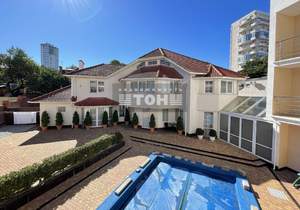 Дом 651м&sup2;, 3-этажный, участок 15 сот.  