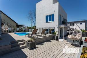 Дом 180м&sup2;, 2-этажный, участок 4 сот.  