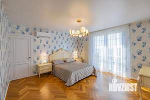 Коттедж 288м², 3-этажный, участок 6 сот.  