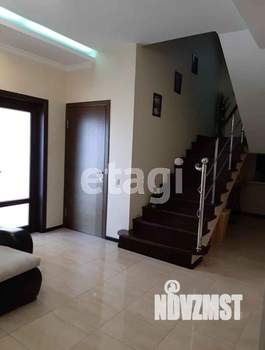 Дом 242м&sup2;, 2-этажный, участок 3 сот.  