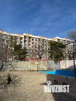 Дом 674м&sup2;, 3-этажный, участок 10 сот.  