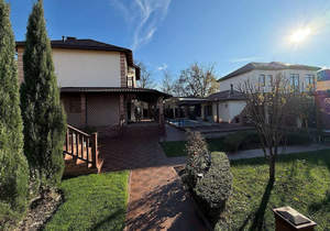 Дом 240м&sup2;, 2-этажный, участок 10 сот.  