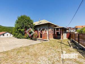 Дом 300м&sup2;, 3-этажный, участок 9 сот.  