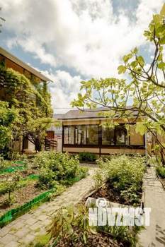 Дом 526м&sup2;, 3-этажный, участок 8 сот.  