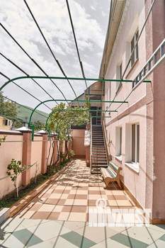 Коттедж 363м&sup2;, 3-этажный, участок 9 сот.  