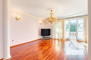 Дом 180м&sup2;, 2-этажный, участок 9 сот.  