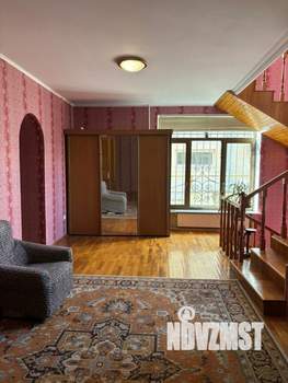 Дом 674м&sup2;, 3-этажный, участок 10 сот.  