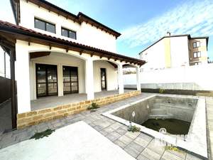 Дом 190м&sup2;, 2-этажный, участок 4 сот.  