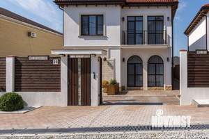 Дом 190м&sup2;, 2-этажный, участок 4 сот.  