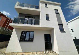 Дом 240м&sup2;, 3-этажный, участок 4 сот.  