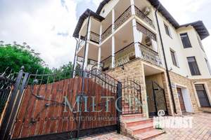 Дом 520м², 3-этажный, участок 14 сот.  