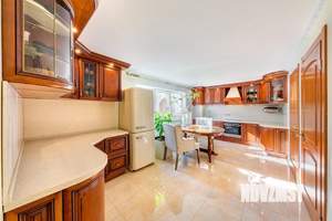 Дом 180м&sup2;, 2-этажный, участок 9 сот.  