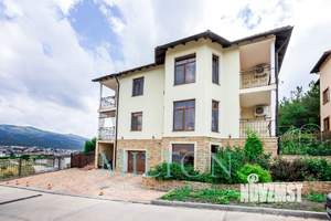 Дом 520м², 3-этажный, участок 14 сот.  