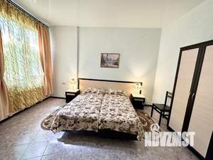 Дом 933м&sup2;, 2-этажный, участок 7 сот.  