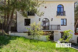 Дом 392м&sup2;, 3-этажный, участок 5 сот.  