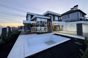 Дом 250м&sup2;, 2-этажный, участок 5 сот.  