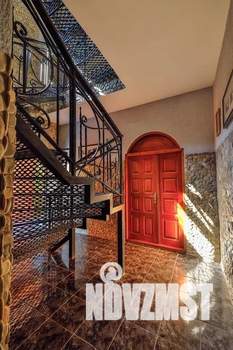 Дом 421м&sup2;, 3-этажный, участок 7 сот.  