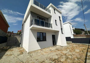 Дом 240м&sup2;, 3-этажный, участок 4 сот.  