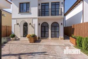 Дом 233м², 2-этажный, участок 4 сот.  