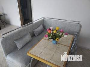 Студия квартира, посуточно, 42м2, 1/6 этаж